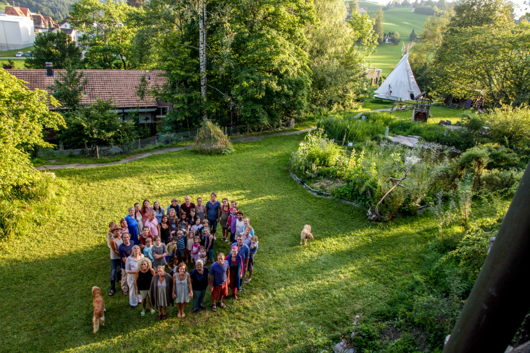 Gemeinschaft Herzfeld Sennrüti auf dem Aussenplatz mit Jurte und Wagen